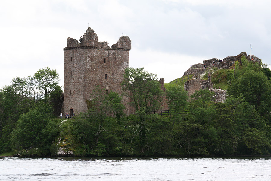 Urquhart Castle vu depuis le bateau sur le Loch Ness