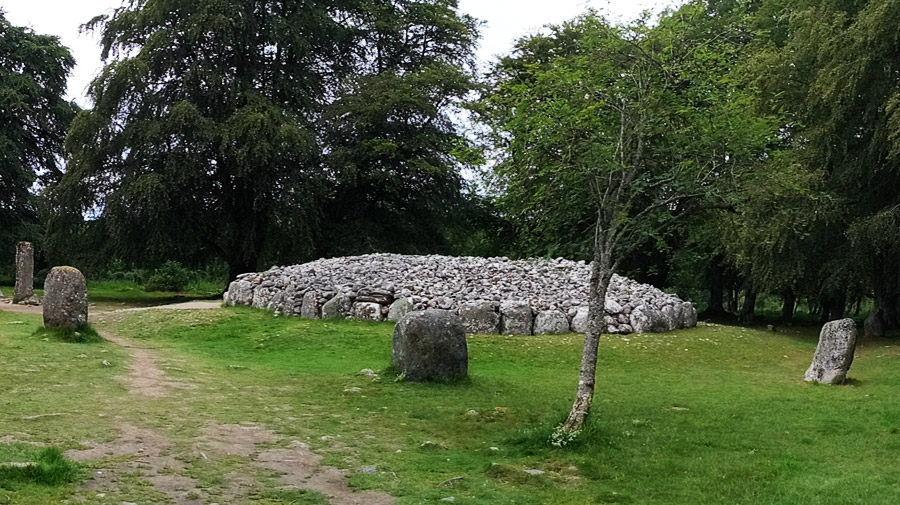 Les menhirs disposés autour des tombeaux de pierres aux Clava Cairns