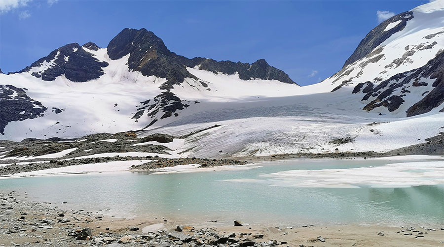 Vue sur le glacier de l'Etendard (2648m) , après 4h de marche depuis le col de la Croix de Fer