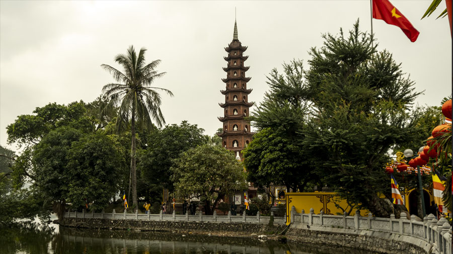 Vue sur la pagode Tran Quoc à l'entrée du temple