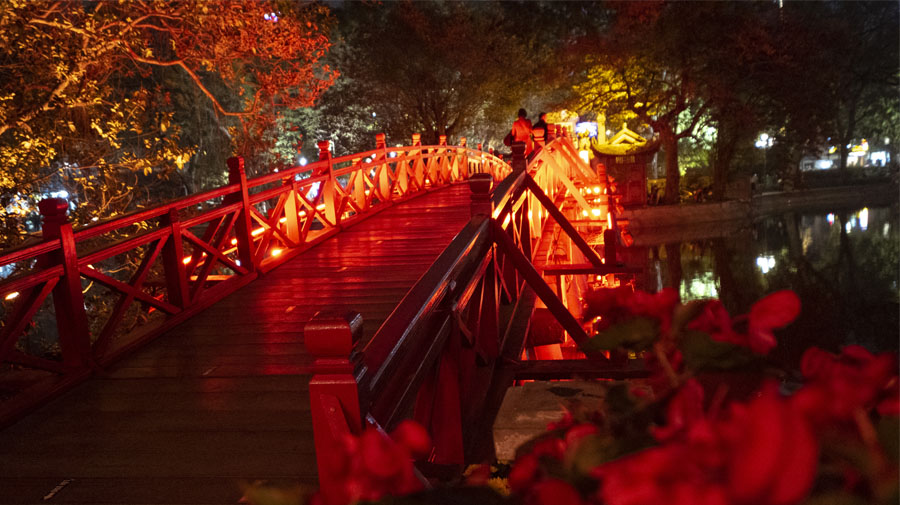 Le pont rouge typique qui mène au temple Ngoc Som dans le centre de Hanoi