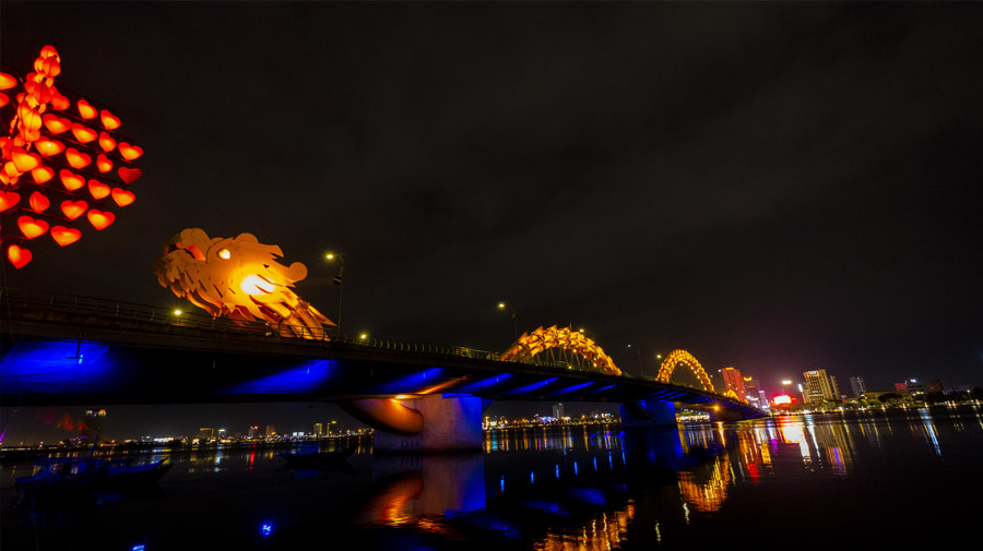Le Dragon Bridge de nuit, tout illuminé à Danang, Vietnam