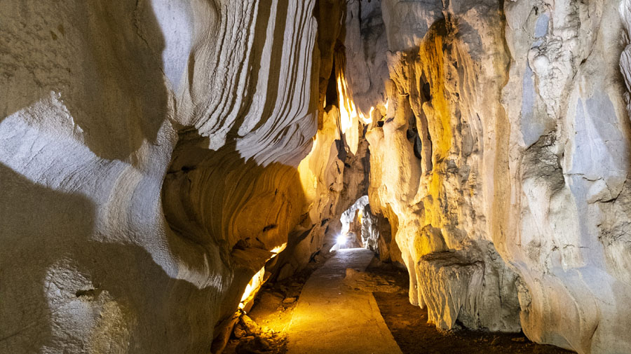 La grotte Trung Trang dont la visite est incluse dans le prix du parc national de Cat Ba