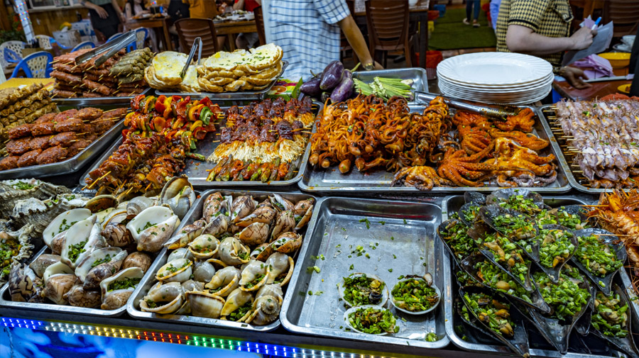 Beaucoup de fruits de mer sont présentés au marché de nuit de Phu Quoc à Duong Dong