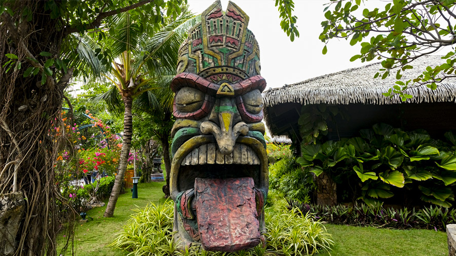 Un tiki géant au Tiki village de Sunworld, Phu Quoc