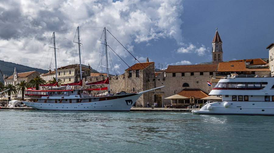 Bateaux magnifiques dans les port de Trogir près de Split, Croatie