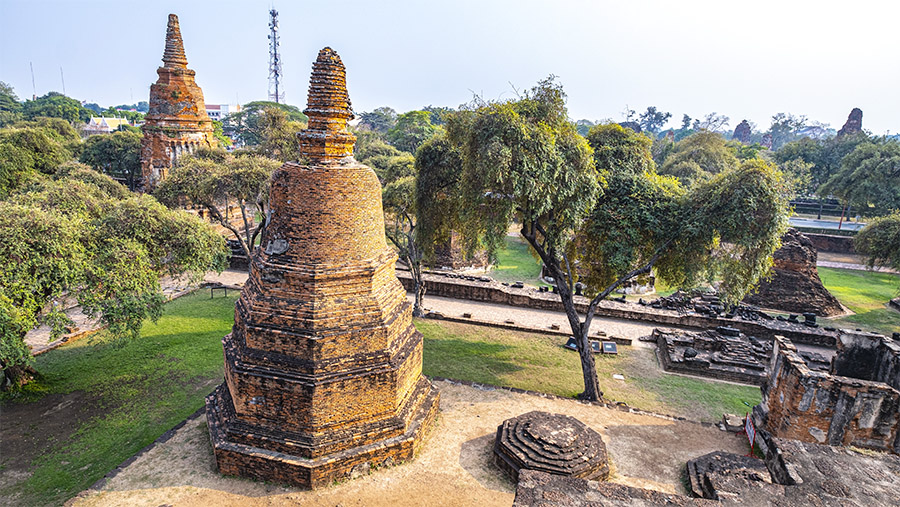 Vue depuis l'élément central du Wat Ratchaburana