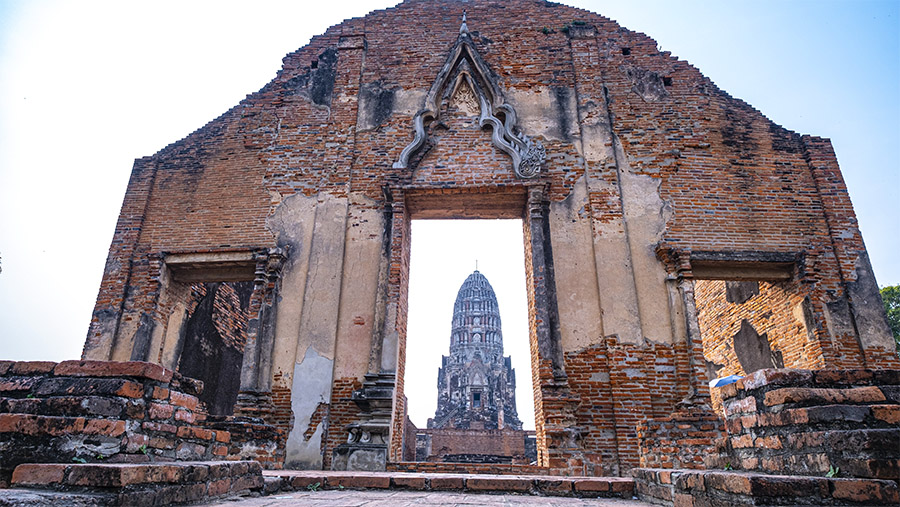 La magnifique entrée du temple Wat Ratchaburana