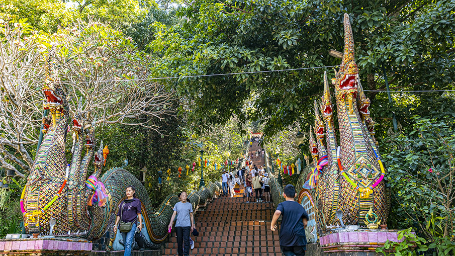 Les 306 marches pour accéder au temple du Doi Suthep à Chiang Mai