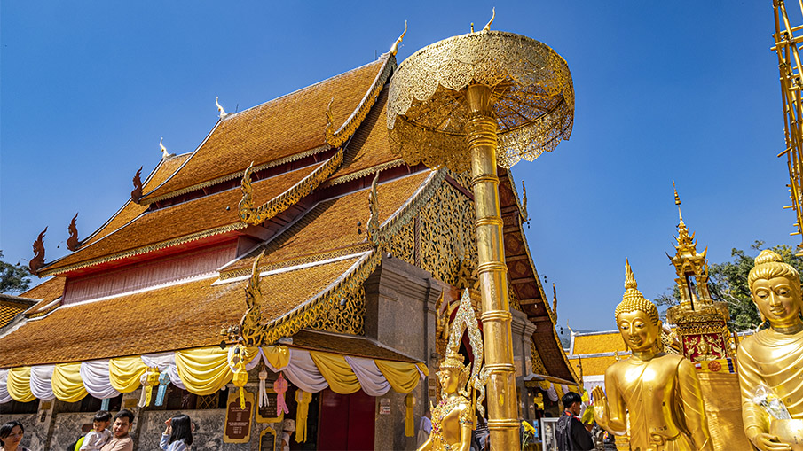 La fameuse partie centrale du temple Wat Doi Suthep où se trouve le stupa en or