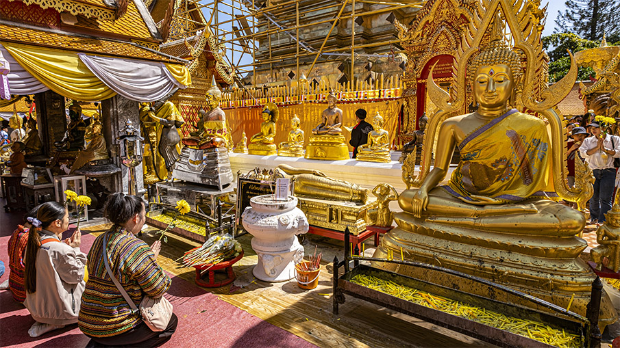 Rituels religieux bouddhistes au temple Wat Doi Suthep