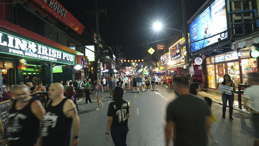 Toujours beaucoup de monde dans la rue piétonne de Bangla Walking Street