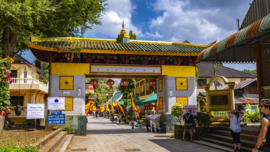 L'entrée du temple chinois au Tiger Cave à Krabi