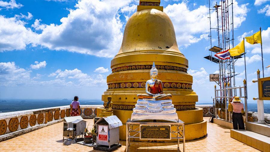 Le temple à l'arrivée au sommet avec une vue spectaculaire