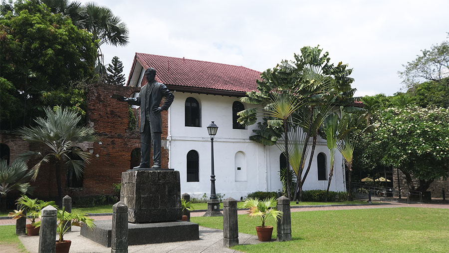 La statue de Joé Rizal, héros national des Philippines dans la cour du Fort Santiago