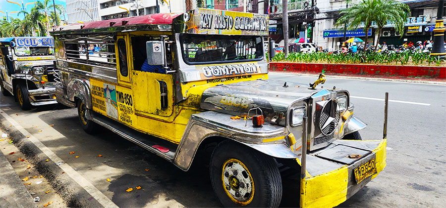 Les Jeepneys, qui étaient à l'origine des Jeeps abandonnées par l'armée américaine à l'issue de la Seconde Guerre mondiale