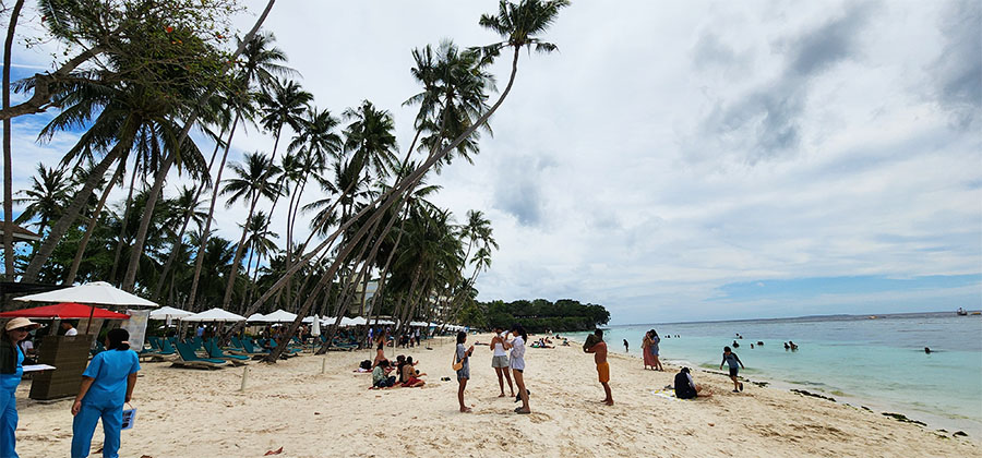 La belle plage d'Alona beach, côté baignade