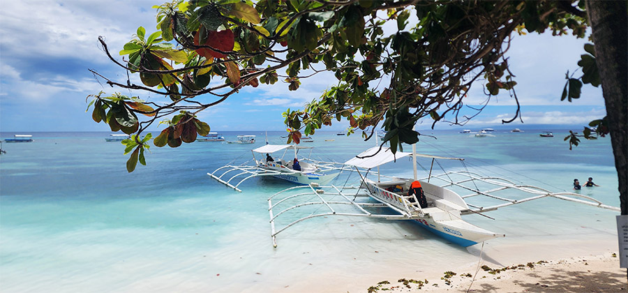 La belle plage d'Alona beach, côté bateaux