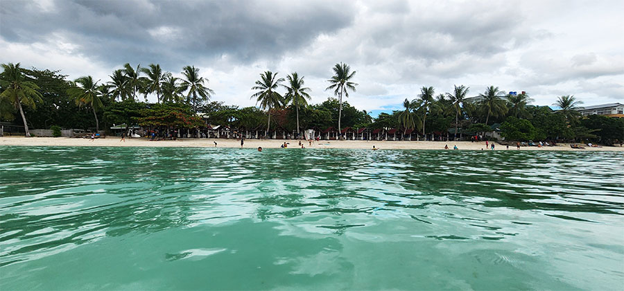La magnifique plage de Dumaluan beach, idéale pour la baignade